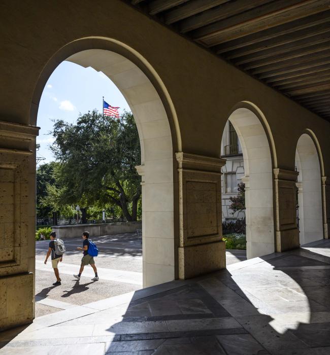 picture of arch at UT main building